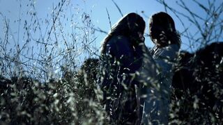 Scarlet Red & Blake Eden get wild in outdoor threesome action - 1 image