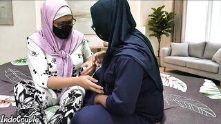 Pinaythreesome's hijab girl shows up for a hot lesbian bed session