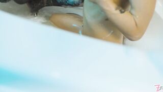 Stacy Bloom and Anuskatzz fist each other's tight butts in bathtub for ATM & prolapse - 4 image