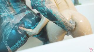 Stacy Bloom and Anuskatzz fist each other's tight butts in bathtub for ATM & prolapse - 9 image