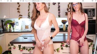 drie geile lesbische vriendinnen in lingerie in de keuken - 10 image